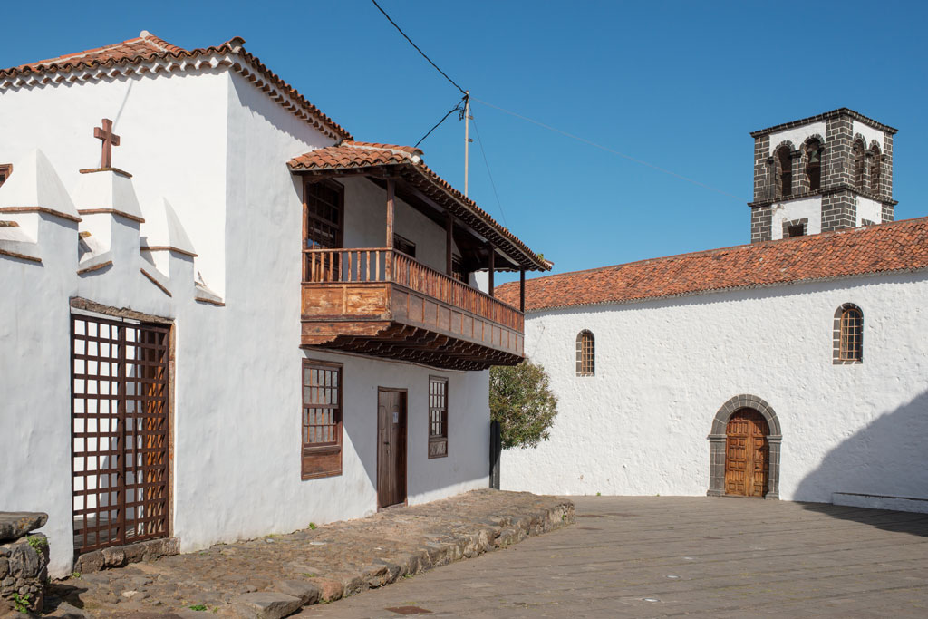 Architecture traditionnelle et clocher d’église à La Laguna, Tenerife, ciel dégagé.