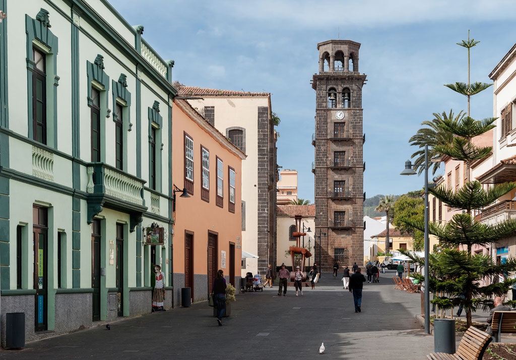 Calle San Cristóbal de La Laguna avec une tour et des bâtiments sur les côtés.