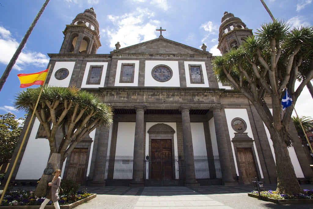 Cathédrale de San Cristóbal de La Laguna avec dragonier et drapeaux.