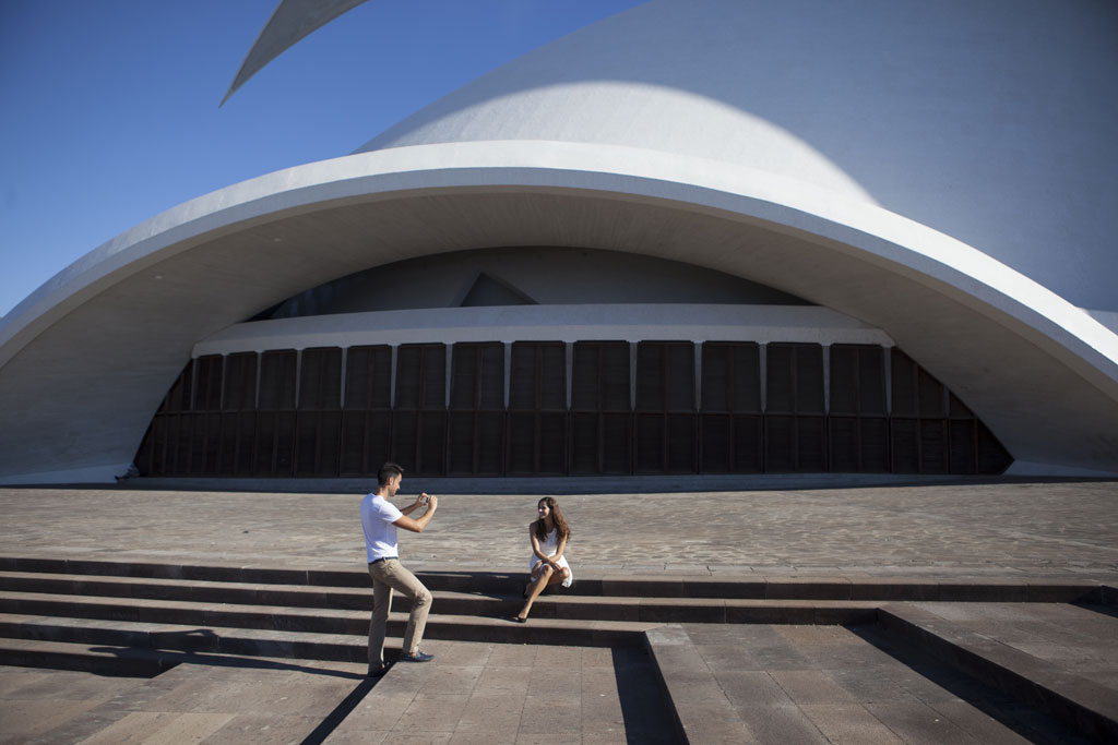 Une personne photographiant une autre personne à l’Auditorio de Tenerife.