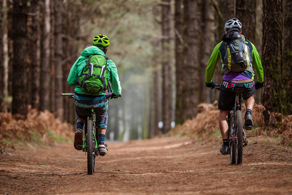Cyclistes sur un sentier forestier à Tenerife.