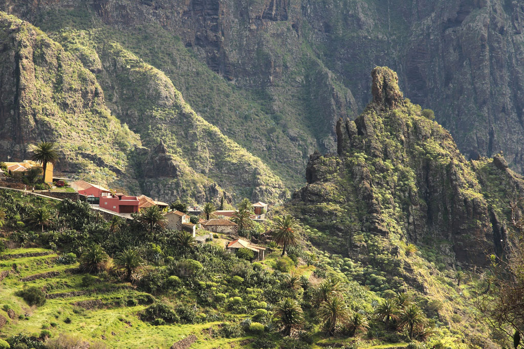 Le village de Masca à Tenerife est entouré de montagnes verdoyantes et de maisons éparses.