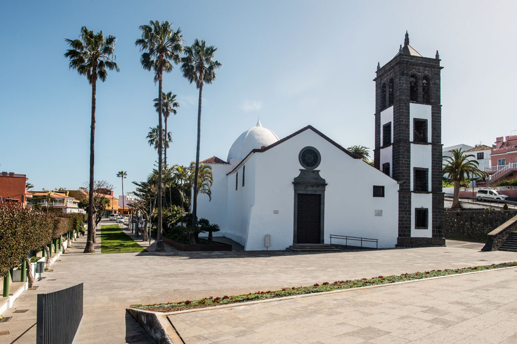 Église San Juan Bautista avec son clocher et ses palmiers autour de La Orotava, Tenerife.