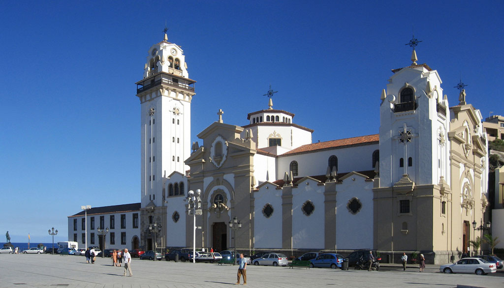 Basilique Notre-Dame de la Candelaria à Tenerife avec un ciel dégagé.