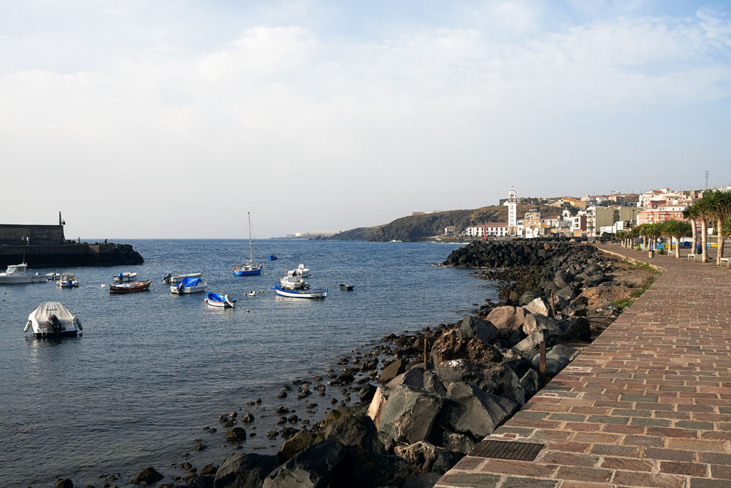 Bateaux dans le port et la promenade de Candelaria, Tenerife.