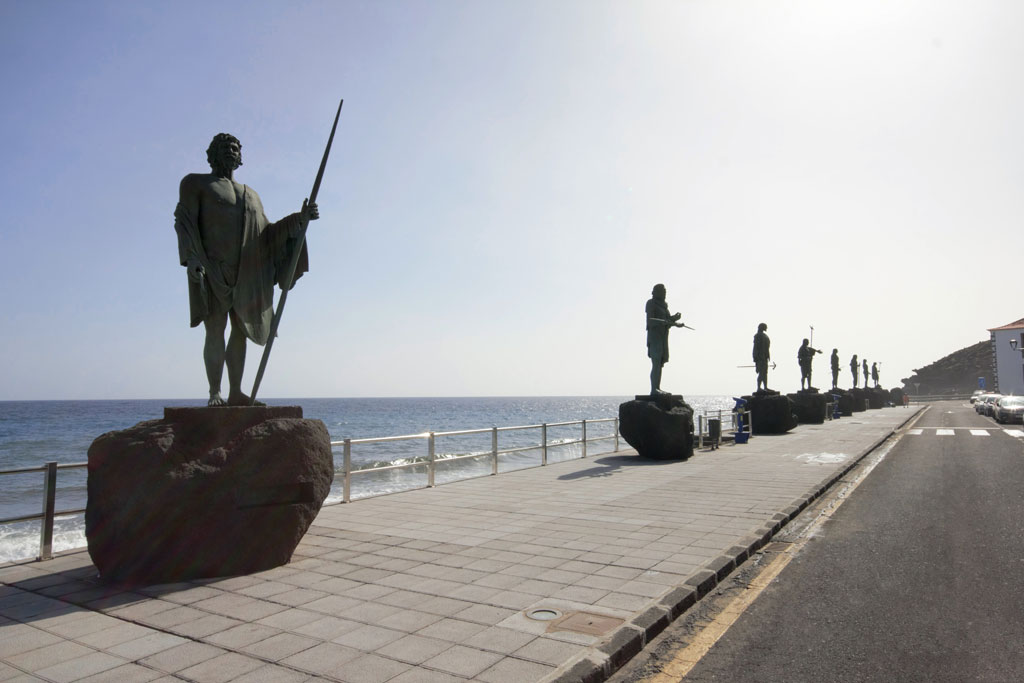 Des statues guanches alignées au bord de la mer à Candelaria, Tenerife.