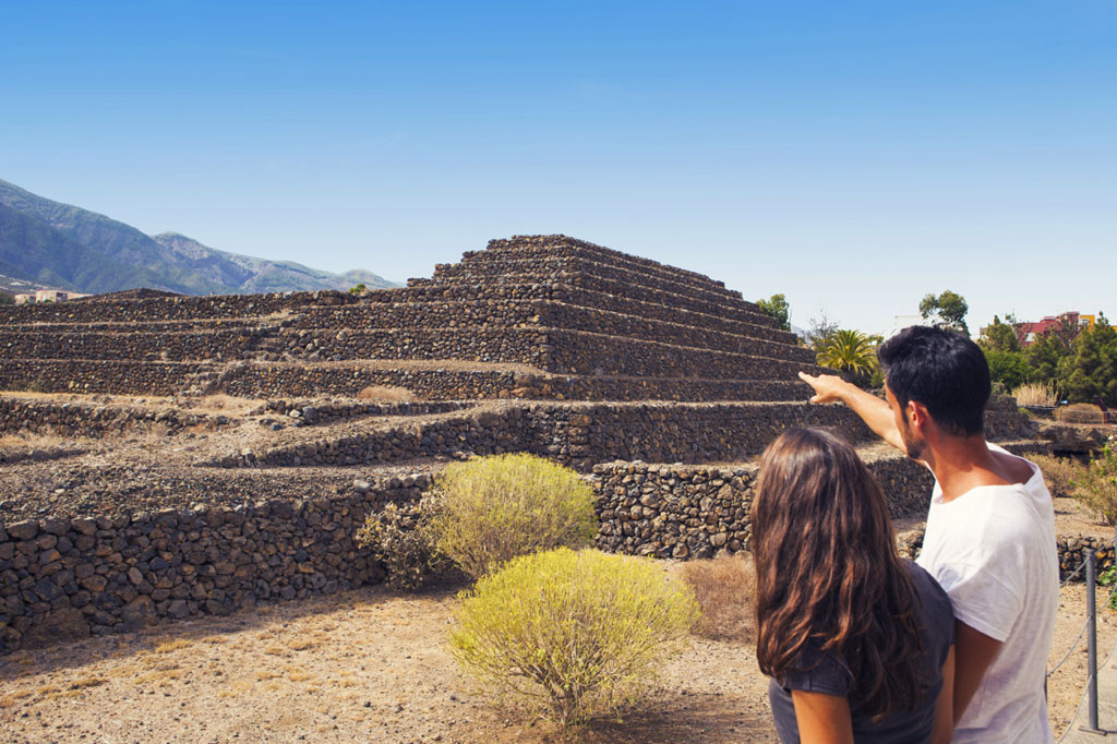 Un couple regardant les pyramides de pierre à Güímar, Tenerife.
