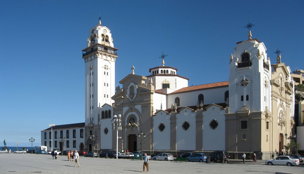 Basilique de La Candelaria à Tenerife, avec un ciel dégagé et des gens autour.