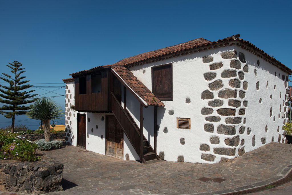 Maison traditionnelle en pierre et en bois à La Orotava, Tenerife, avec escaliers extérieurs.