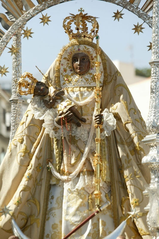 Vierge du Carmen avec couronne et manteau, tenant l’enfant Jésus, à Tenerife.
