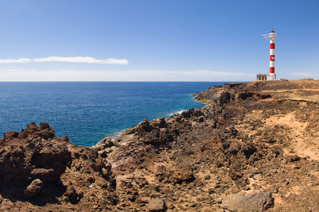 Phare de Punta de Teno sur la côte rocheuse de Tenerife, à côté de l’océan Atlantique.