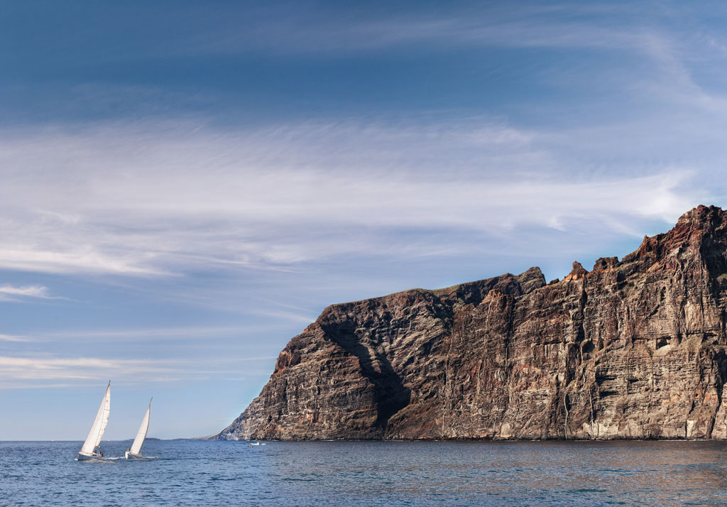 Des voiliers naviguant devant les falaises de Los Gigantes, à Tenerife.