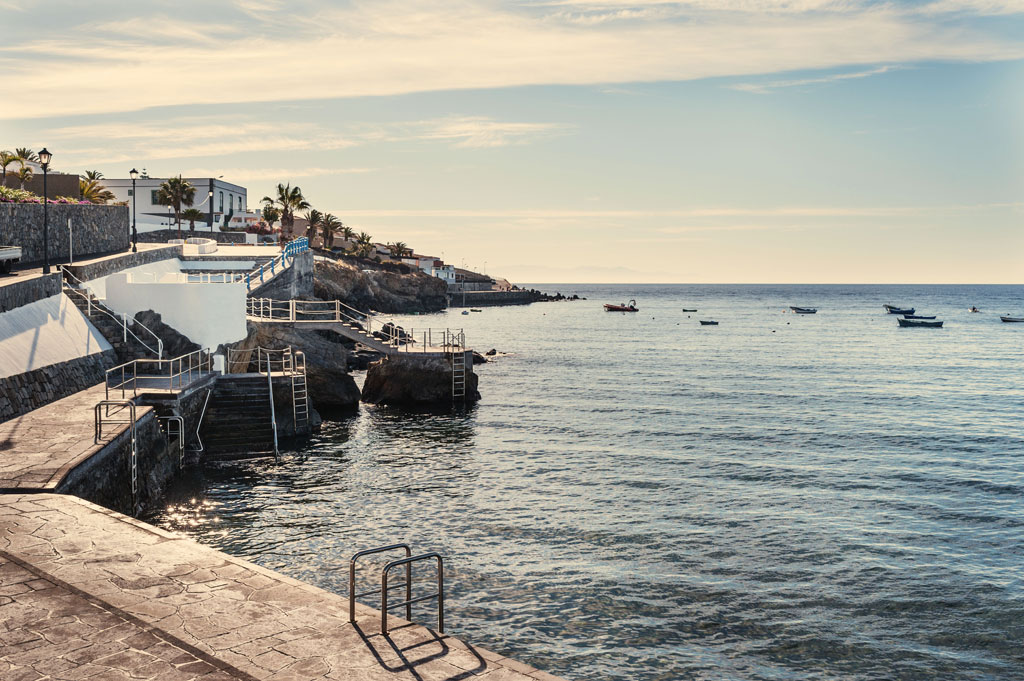 Promenée avec rampes et escaliers à Puerto de Santiago, Tenerife.