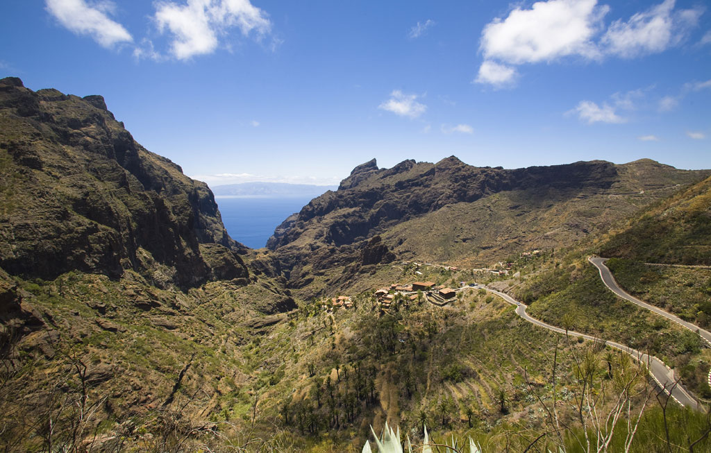 Vue sur le ravin de Masca à Tenerife, avec une route sinueuse et des montagnes.
