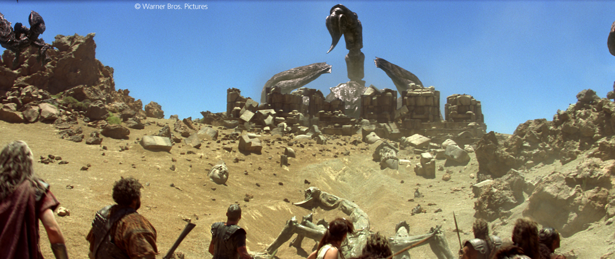 Groupe de personnes dans des ruines antiques avec une grande statue de scorpion à Tenerife.