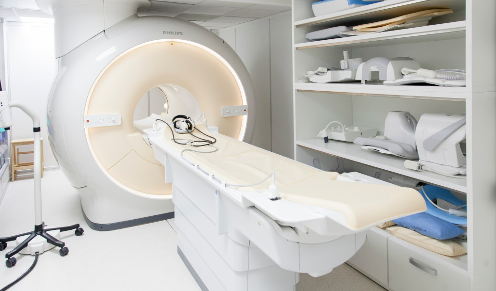 Imagerie par résonance magnétique dans un centre médical à Tenerife avec un équipement spécialisé.