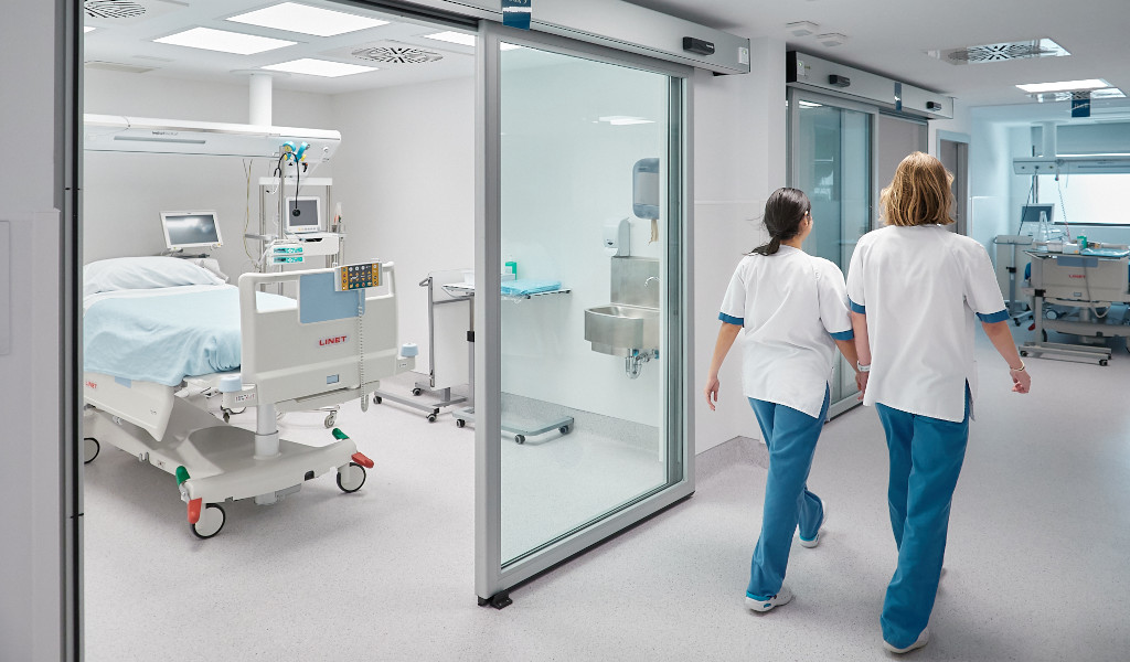 Le personnel médical marche dans un couloir d’hôpital à Tenerife.