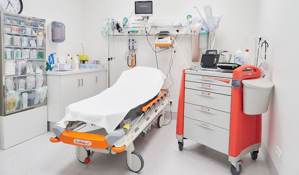 Civière et matériel médical dans une salle d’urgence à Tenerife.