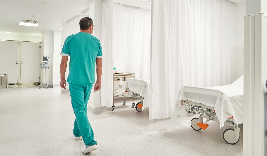 Le personnel médical marche dans un couloir d’hôpital à Tenerife.