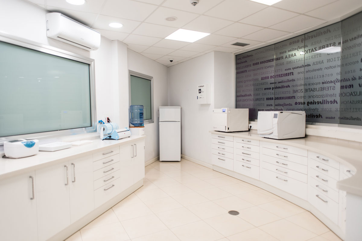 Laboratoire médical à Tenerife avec du matériel et du mobilier blancs.