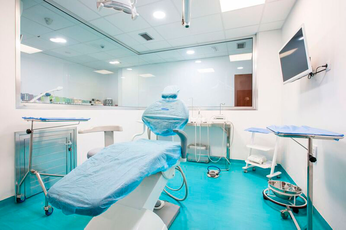 Titulaire de la chaire dentaire dans une clinique de santé à Tenerife.