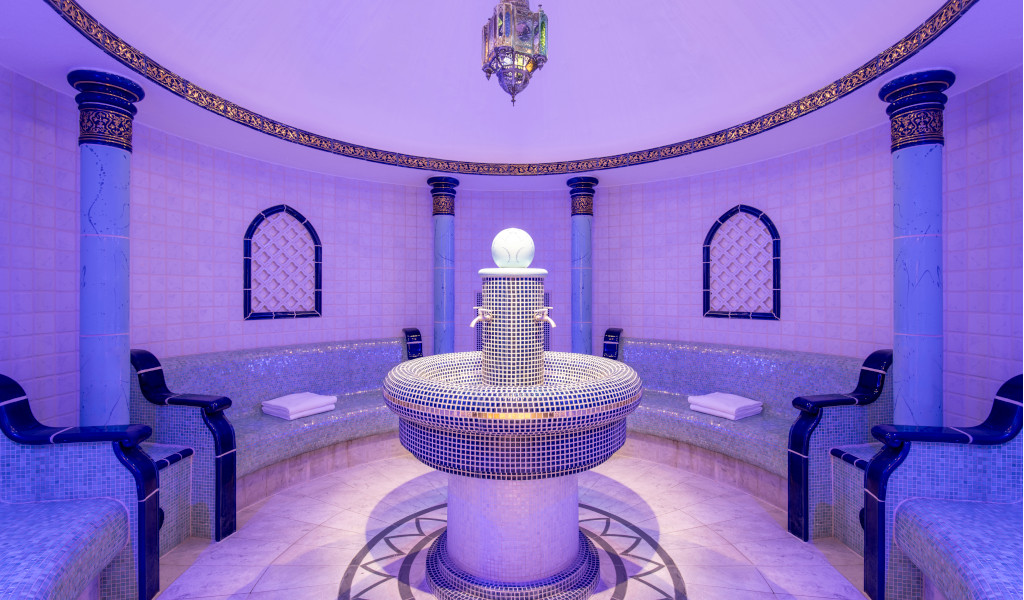 Salle spa avec mosaïques et fontaine au centre d’un hôtel à Tenerife.