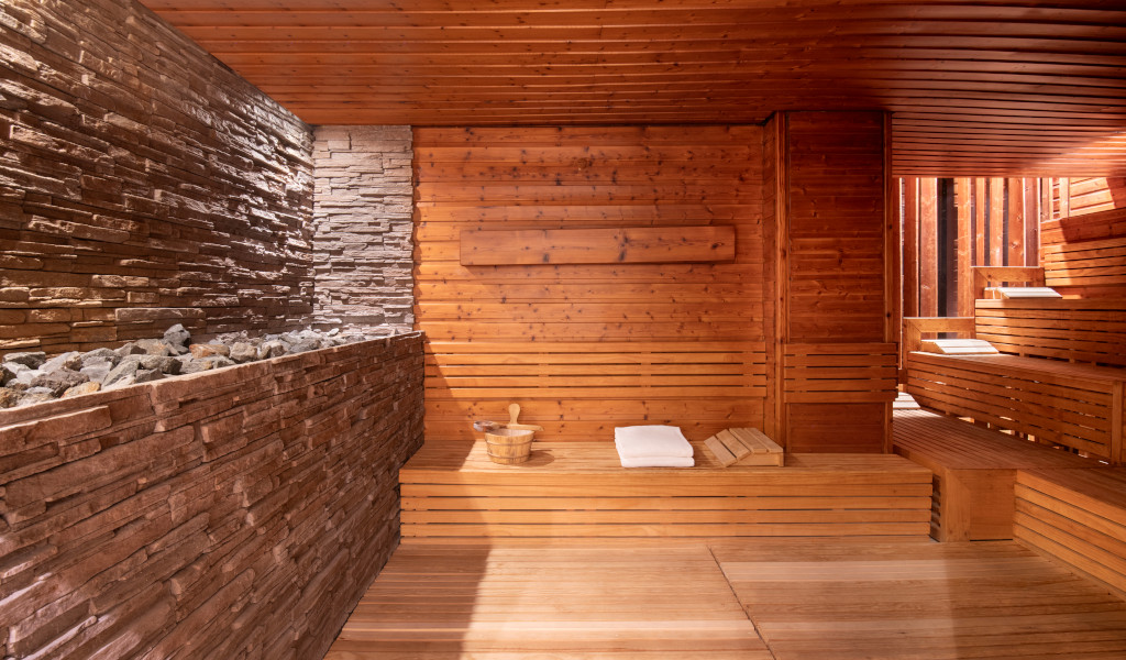 Sauna en bois avec serviettes et chaudière à Tenerife.
