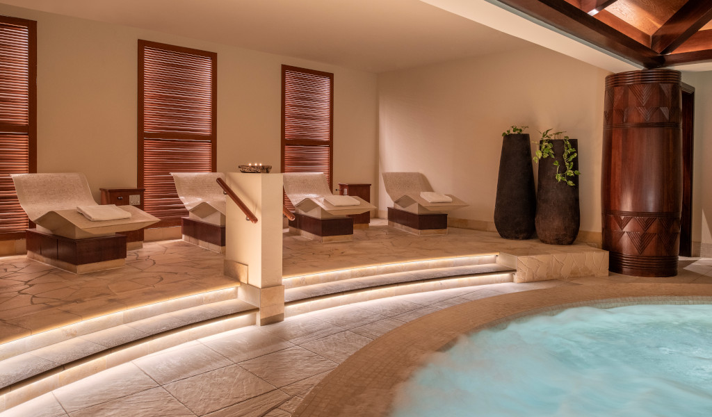 Salle spa avec transats et jacuzzi dans un complexe à Tenerife.