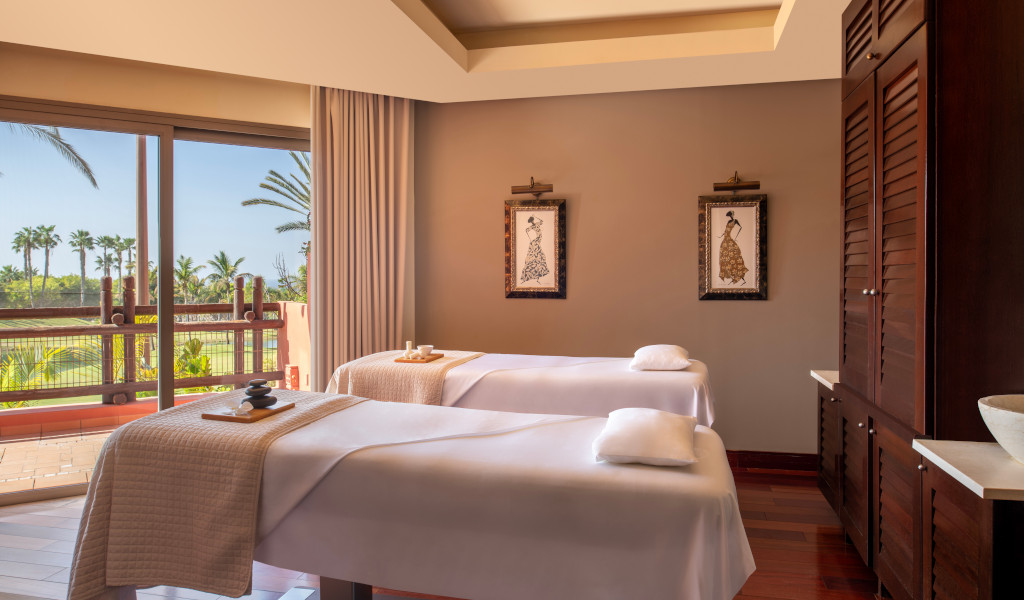 Salle de massage avec deux lits et vue extérieure à Tenerife.