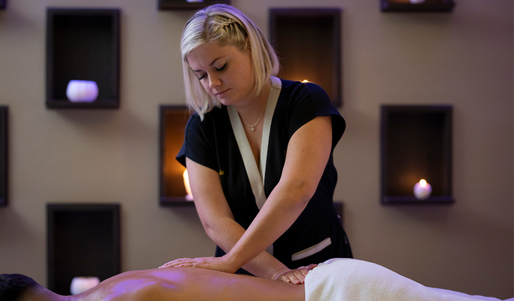 Thérapeute donnant un massage relaxant à Tenerife.