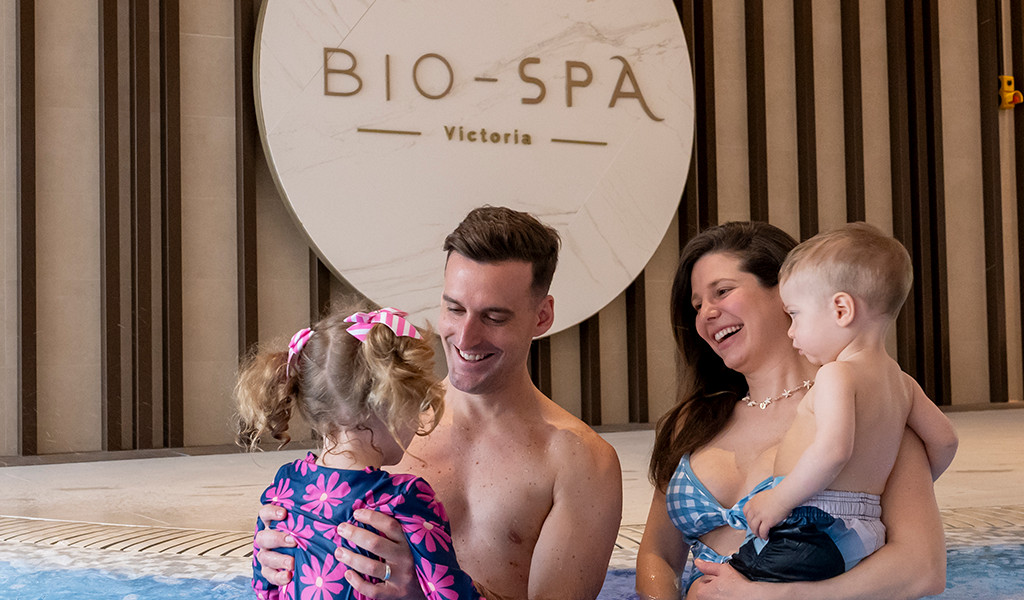 Famille avec de jeunes enfants dans la piscine du Bio-Spa Victoria à Tenerife.