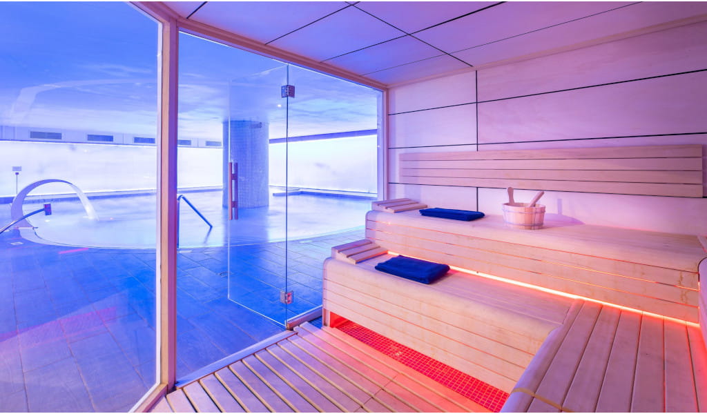 Sauna en bois à côté d’une piscine intérieure dans un spa à Tenerife.