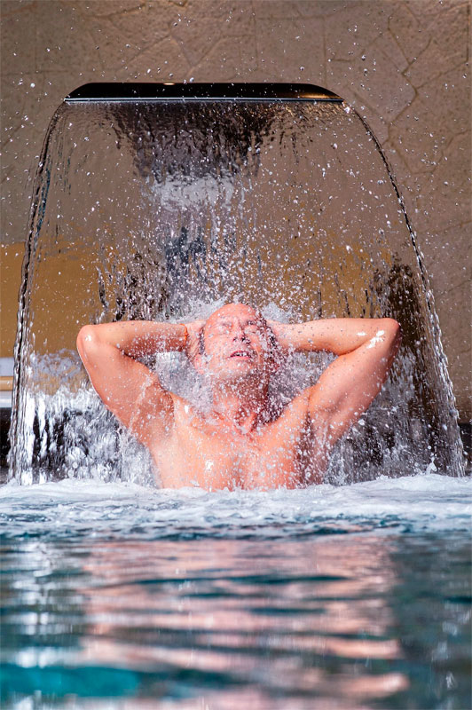 Personne sous la cascade à Tenerife thermal.