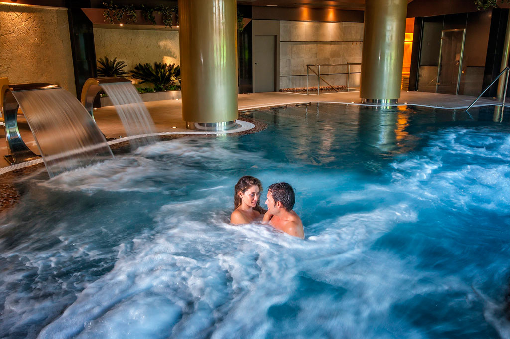 Couple qui profite d’une piscine spa couverte à Tenerife.
