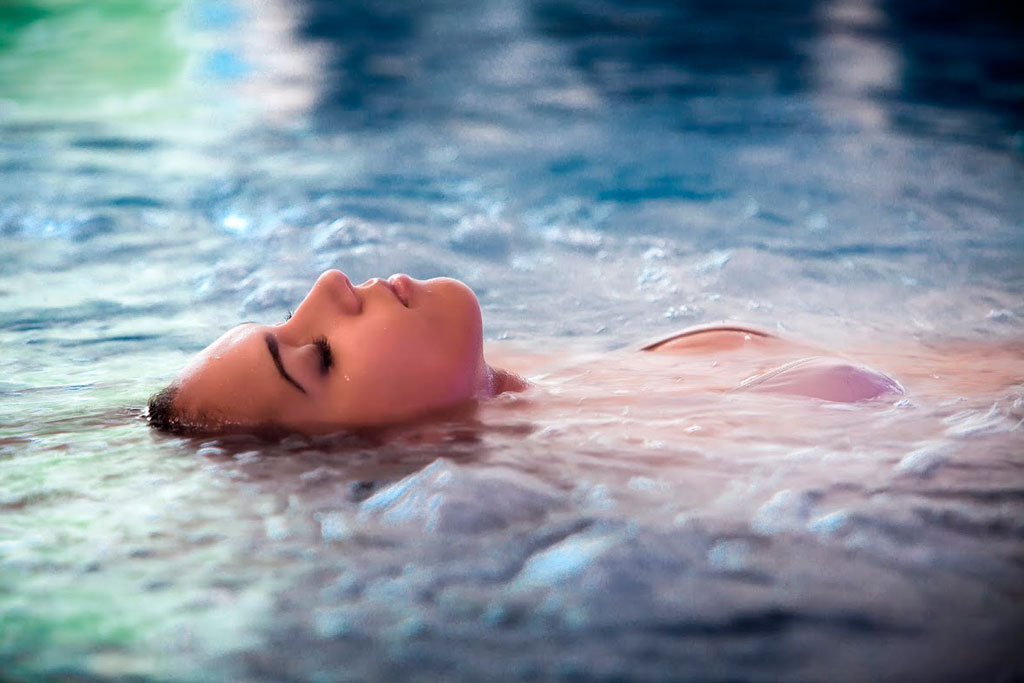 Personne flottant sur le dos dans l’eau dans un spa à Tenerife.