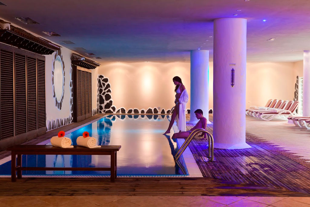 Piscine intérieure avec éclairage tamisé dans un spa à Tenerife.