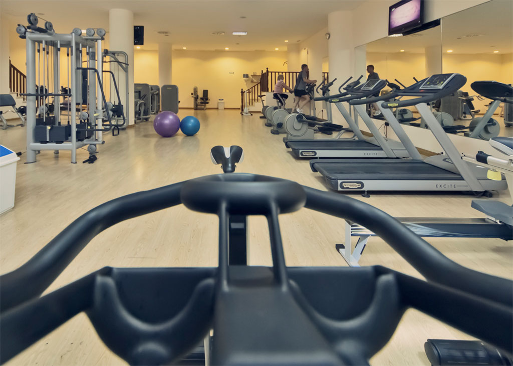 Centre de fitness à Tenerife avec tapis de course et machines de sport.