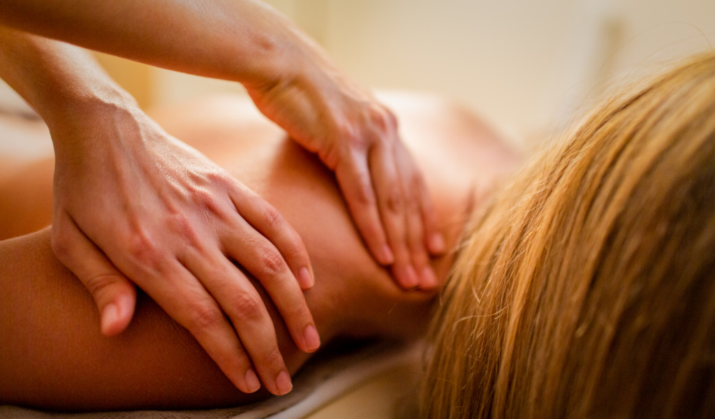 Personne recevant un massage du dos dans un spa à Tenerife.