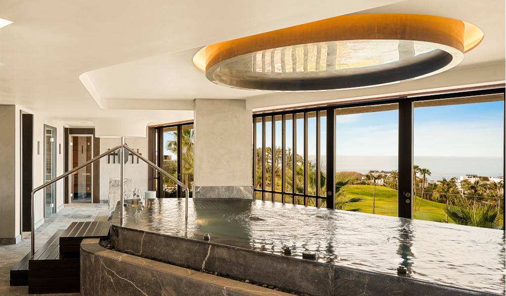Spa intérieur avec jacuzzi et vue panoramique sur Las Terrazas de Abama à Tenerife.