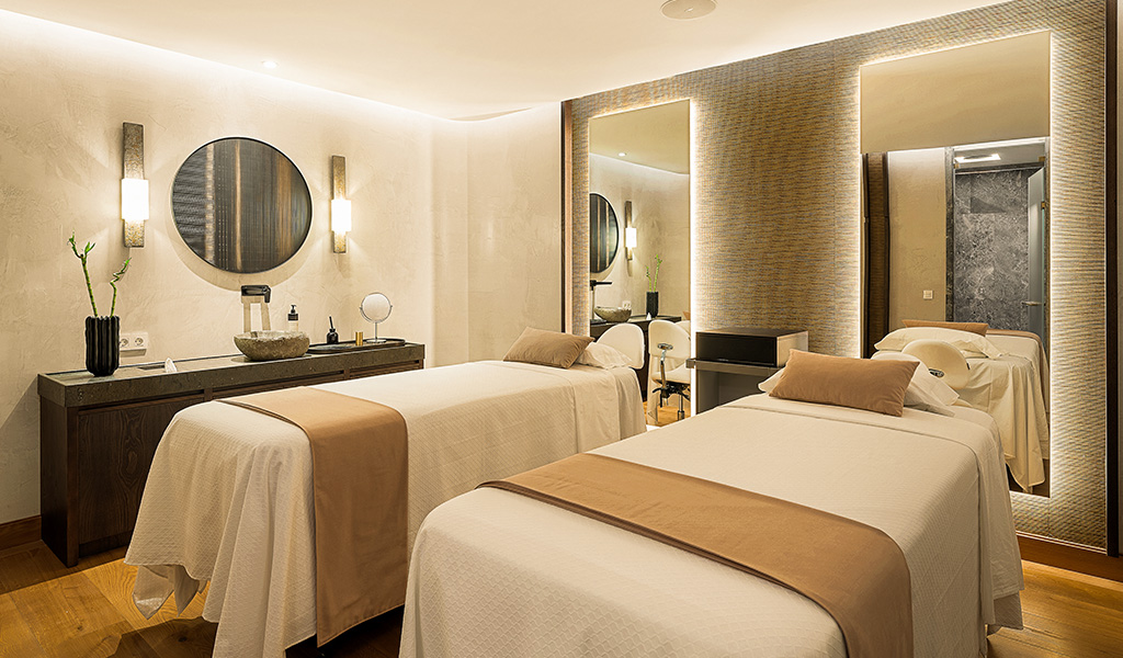 Deux brancards dans une salle de massage d’un spa à Tenerife.