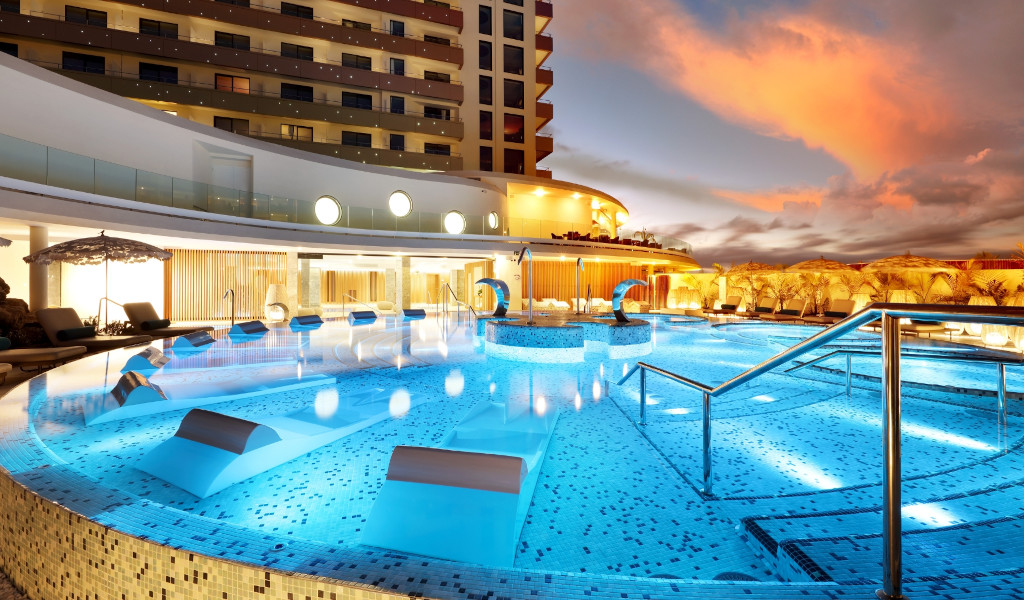 Piscine éclairée au crépuscule dans un hôtel à Tenerife.