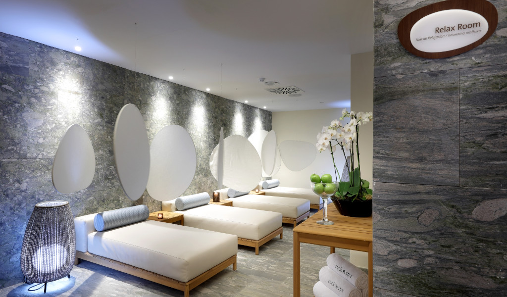 Salle de détente spa à Tenerife avec brancards et décoration moderne.