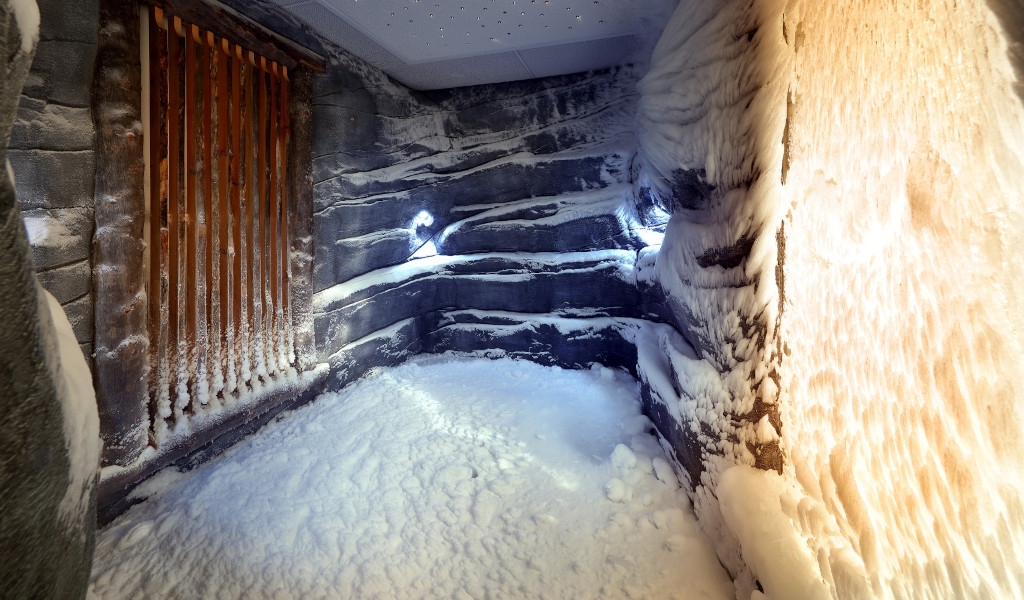 Salle de neige avec murs et sol recouverts de glace à Tenerife.