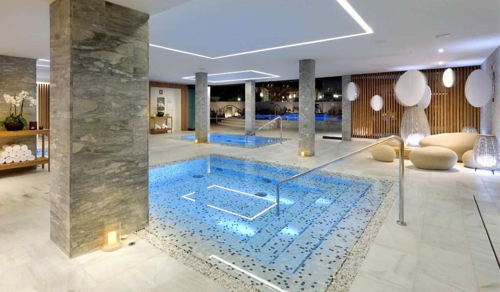 Spa moderne avec piscines éclairées et serviettes sur des étagères, Santa Cruz de Tenerife.