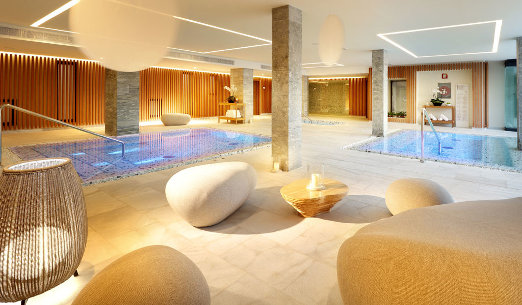 Piscine couverte et aire de détente dans le spa d’un hôtel à Tenerife.