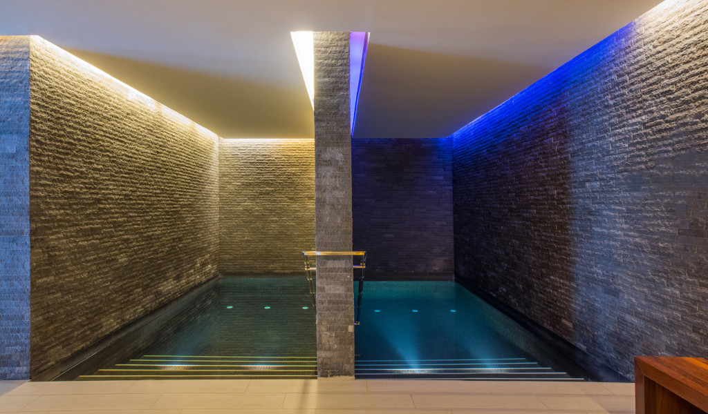 Piscine intérieure éclairée dans un hôtel à Tenerife.