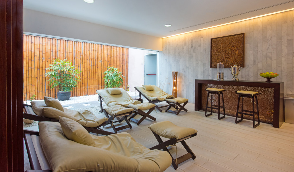 Espace détente avec fauteuils et décoration dans un spa à Tenerife.