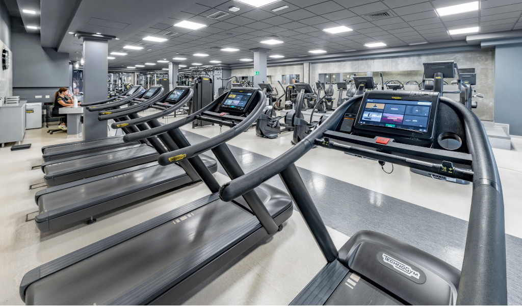 Salle de sport à Tenerife avec plusieurs tapis roulants et machines d’exercice.