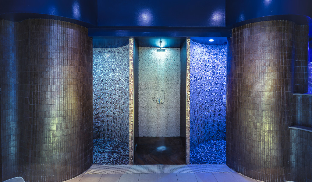 Douche en mosaïque bleue dans un spa à Tenerife.