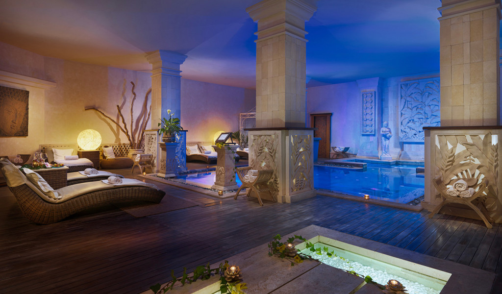 Zone spa intérieure avec piscine et transats à Tenerife.